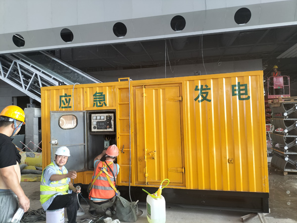乌兰怎样判断空气滤清器是否需要更换？
